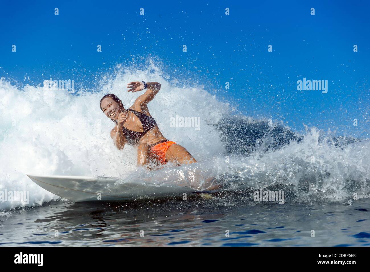 Frau beim Surfen im Meer, Banda Aceh, Sumatra, Indonesien Stockfoto