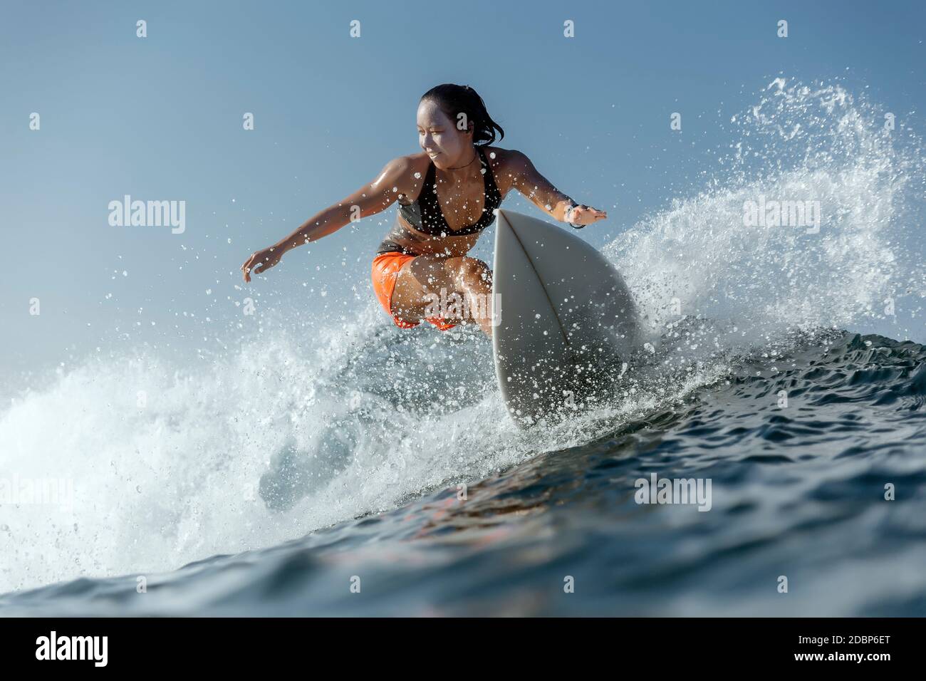 Frau beim Surfen im Meer, Banda Aceh, Sumatra, Indonesien Stockfoto