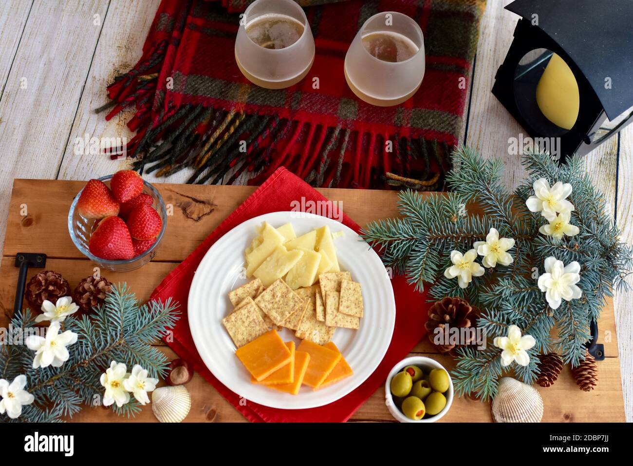 Festliche Weihnachten Urlaub saisonale Wurstplatte zu teilen und zu genießen Ein gemütlicher Abend zu Hause während der Winterfeiern Stockfoto