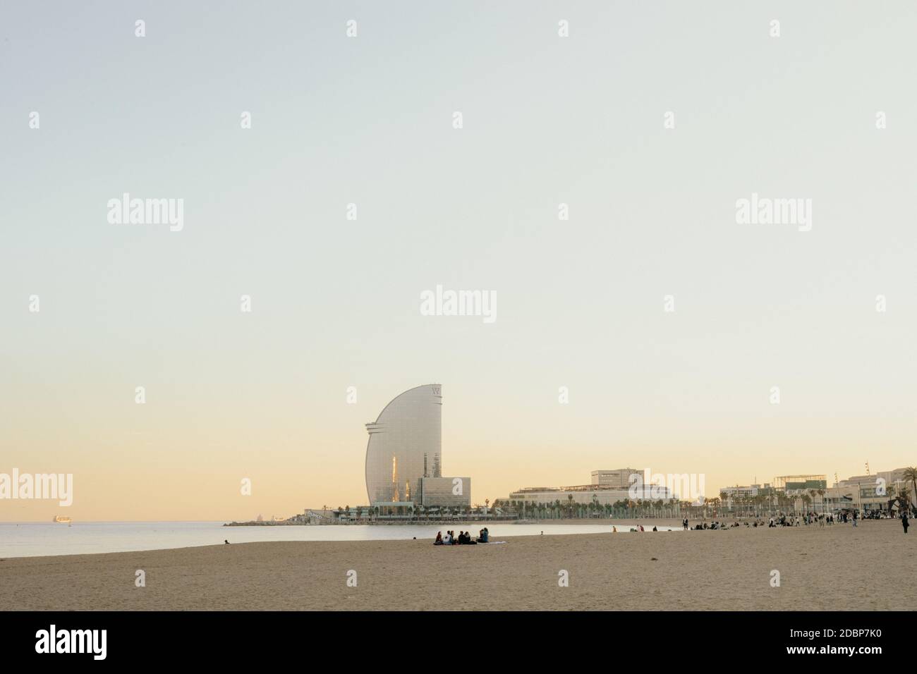 Skyline von Barcelona vom Strand aus, mit Blick auf das W Barcelona Gebäude Stockfoto