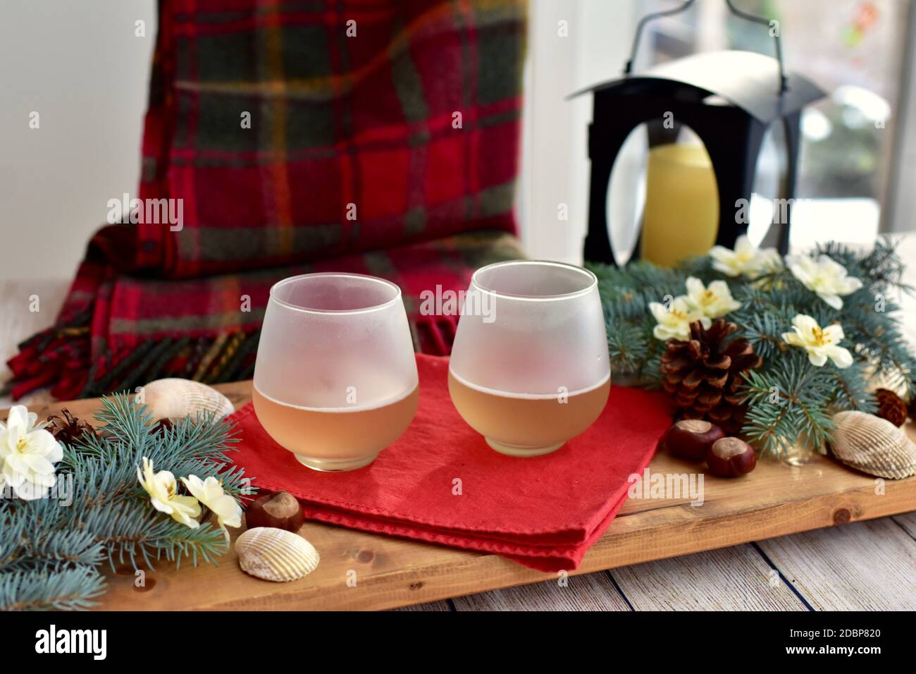 Festliche, saisonale Winterdekor und festlicher Wein zum Schlucken Genießen Sie während der Weihnachts- und Neujahrszeit zu Hause Stockfoto