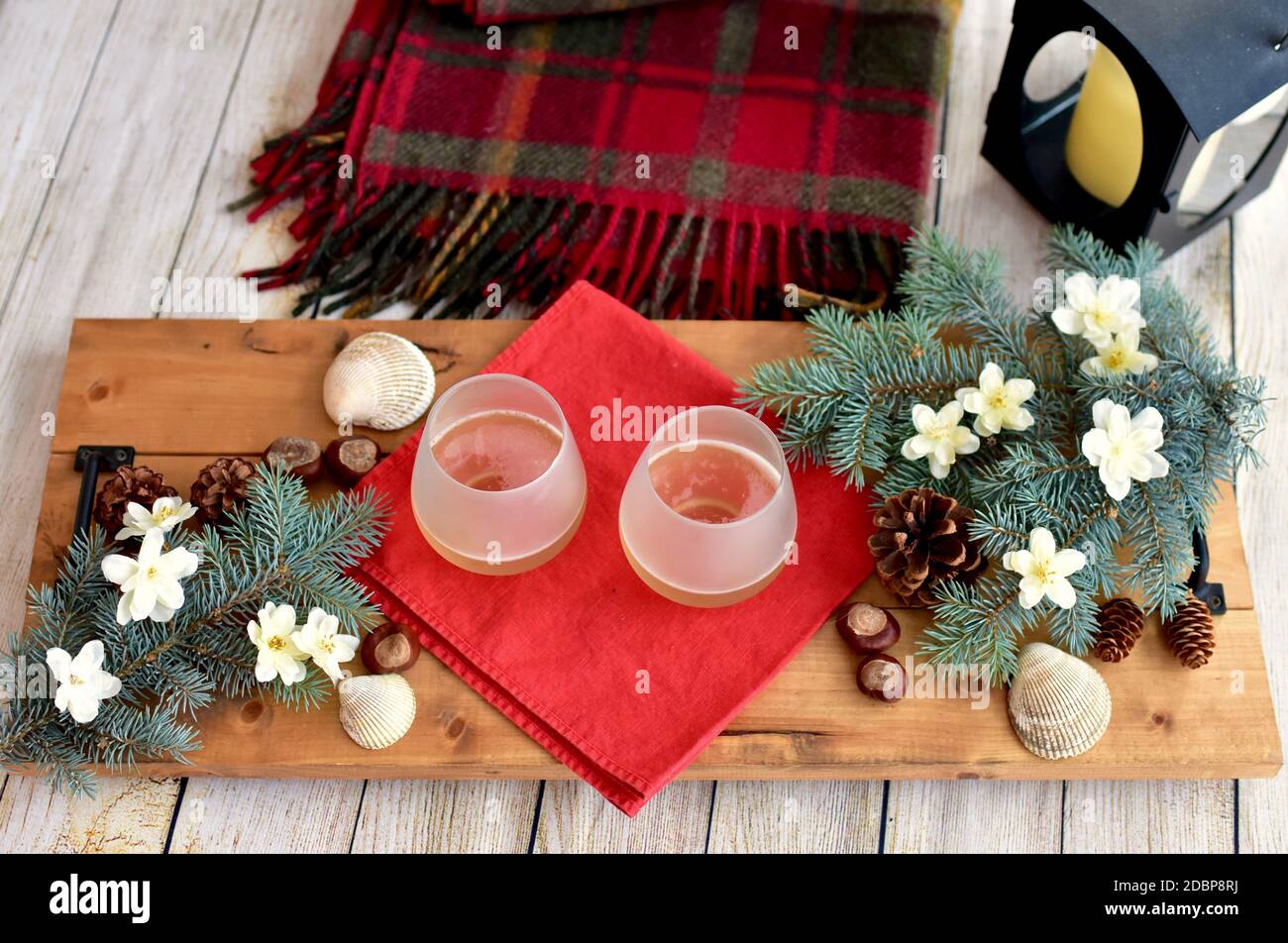 Festliche, saisonale Winterdekor und festlicher Wein zum Schlucken Genießen Sie während der Weihnachts- und Neujahrszeit zu Hause Stockfoto