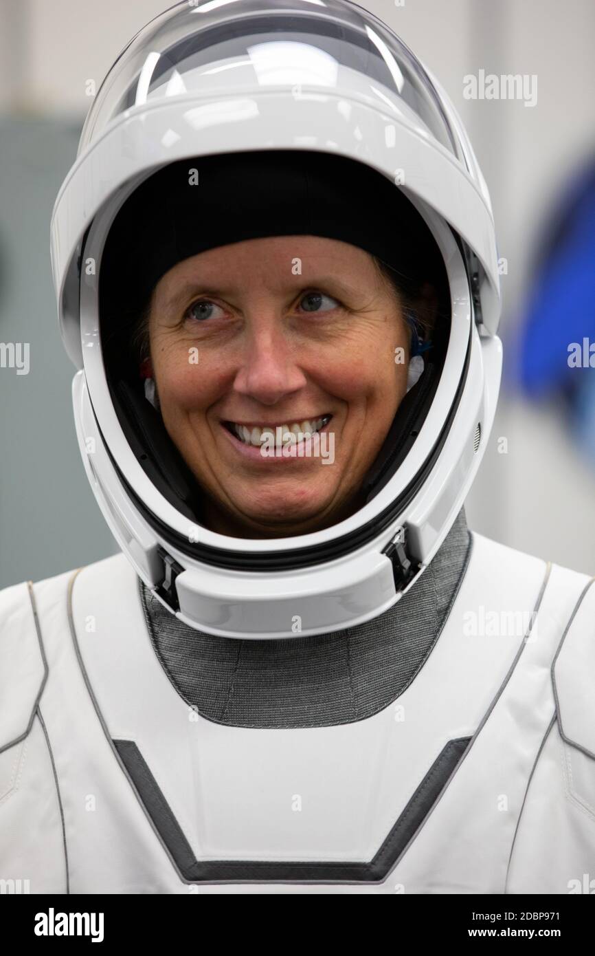 NASA-Astronaut Shannon Walker lächelt im Anzugraum der Crew im Neil Armstrong Operations and Checkout Building, während sie sich auf den Start im Kennedy Space Center am 15. November 2020 in Cape Canaveral, Florida, vorbereiten. Stockfoto