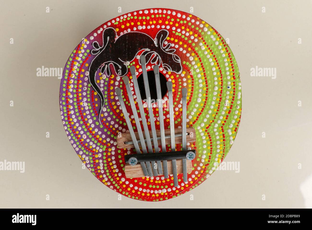 Traditionelles Musikinstrument Karimba mit Gecko-Eidechse-Motiv.  Nahaufnahme von Calimba aus Kokosnussschale. Details eines Daumenklaviers ( Kalimba, Mbira Stockfotografie - Alamy