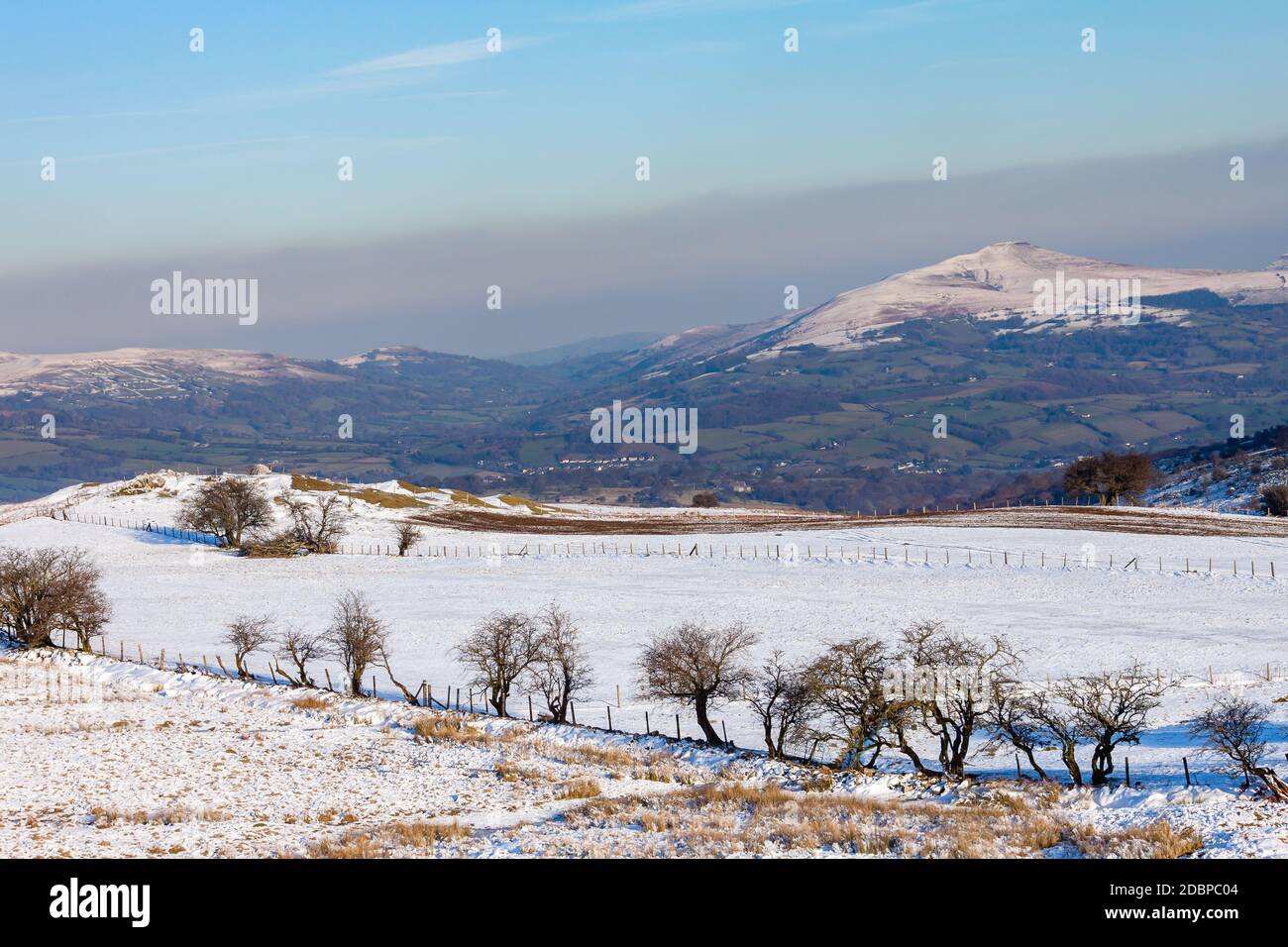 Eine klare Schneelinie auf höheren Hügeln in der Mitte von Winter in Wales Stockfoto