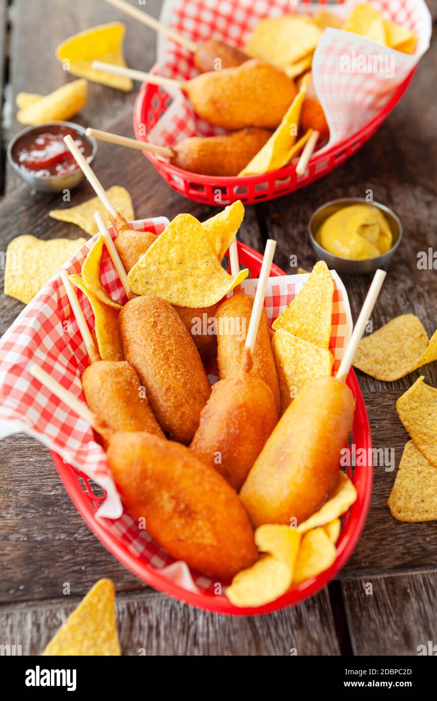 Maishunde, kleine frittierte Würstchen auf Stöcken Stockfoto
