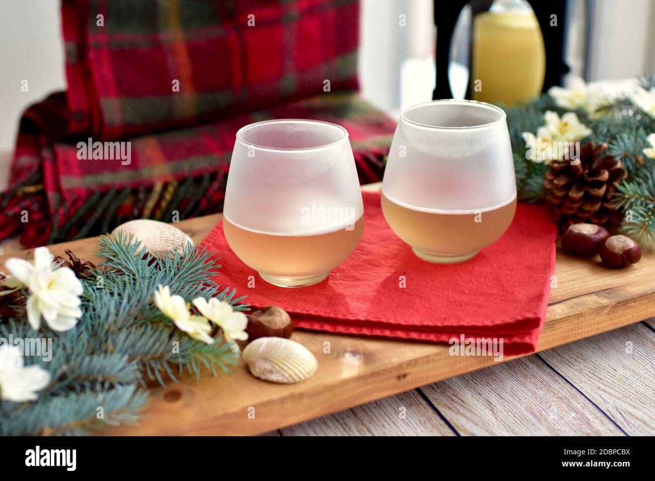 Festliche Weihnachten saisonale dekorative Hintergrund und gemütliche Decke zu genießen Ein gemütlicher Abend zu Hause mit leckeren Urlaubsgetränken Stockfoto