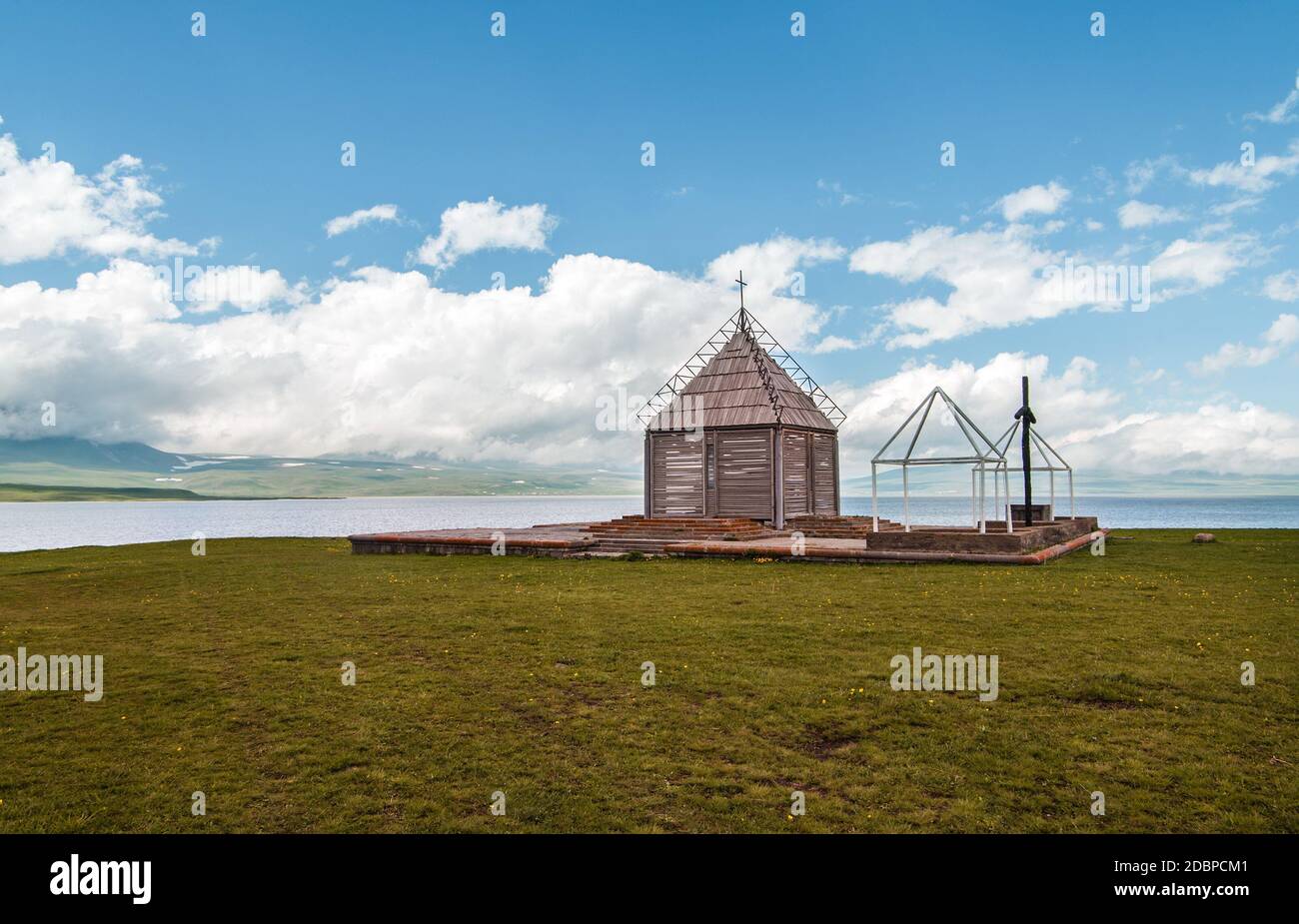 Kleine Kirche am See, Georgia. Caucasus Stockfoto