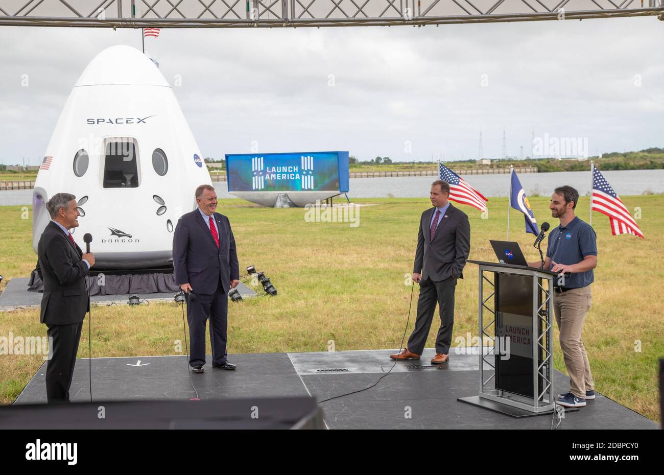 Joshua Santora, rechts, NASA Communications Director, moderiert ein Pressebriefing vor dem Start von Crew-1 im Kennedy Space Center am 13. November 2020 in Cape Canaveral, Florida. Von links nach rechts stehen: Bob Cabana, Direktor des Kennedy Space Centers, Jim Morhard, NASA-Deputy Administrator, Jim Bridenstine und Joshua Santora. Stockfoto