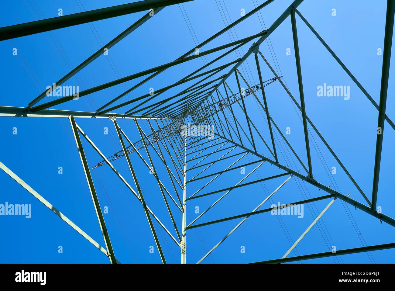 Stahlkonstruktion eines Strommostes und blauer wolkenloser Himmel Stockfoto