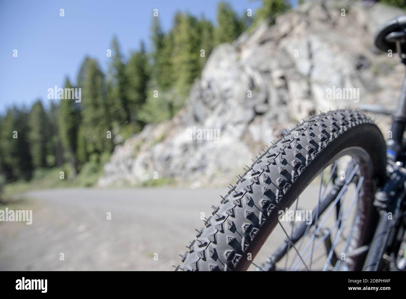 Nahaufnahme eines Fahrradreifen Climinb einen Berg Stockfoto