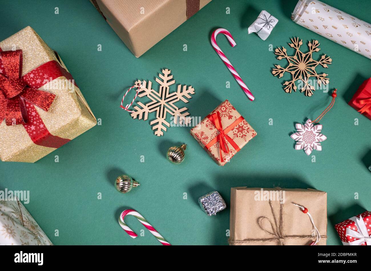 Flaches Lay mit weihnachtsgeschenken und festlicher Dekoration. Hochwertige Fotos Stockfoto