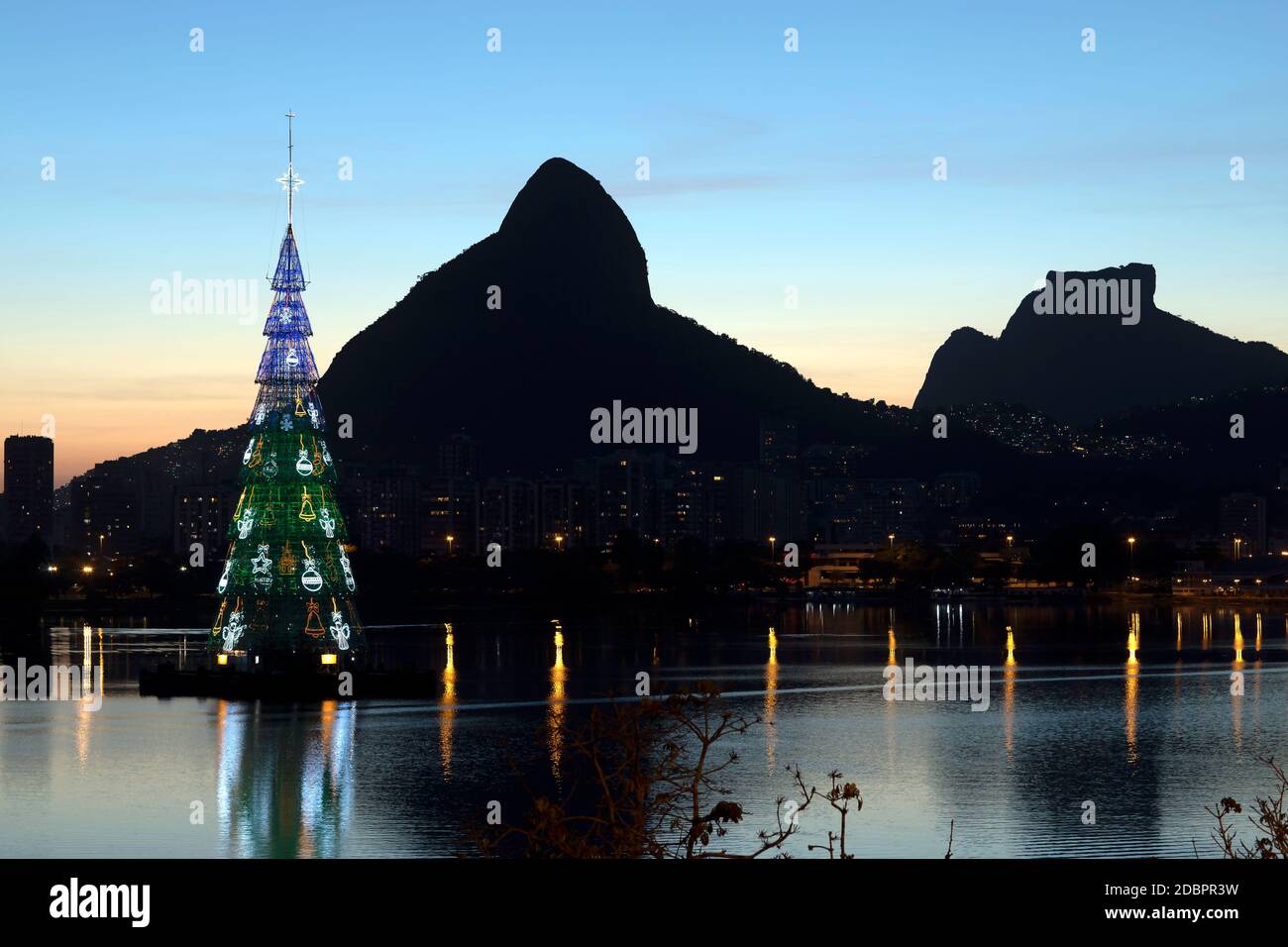 Weihnachtsbaum in der Welt. Stockfoto