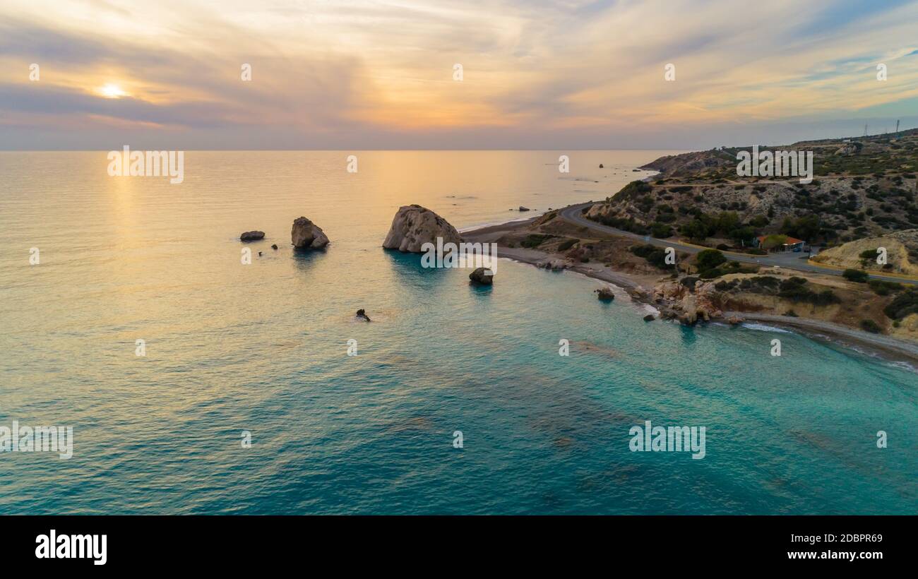 Aerial Vogelperspektive von Petra tou Romiou, Rock des aka Aphrodite eine berühmte touristische Reiseziel Sehenswürdigkeiten in Paphos, Zypern. Das Meer der Bucht von Göttin Stockfoto