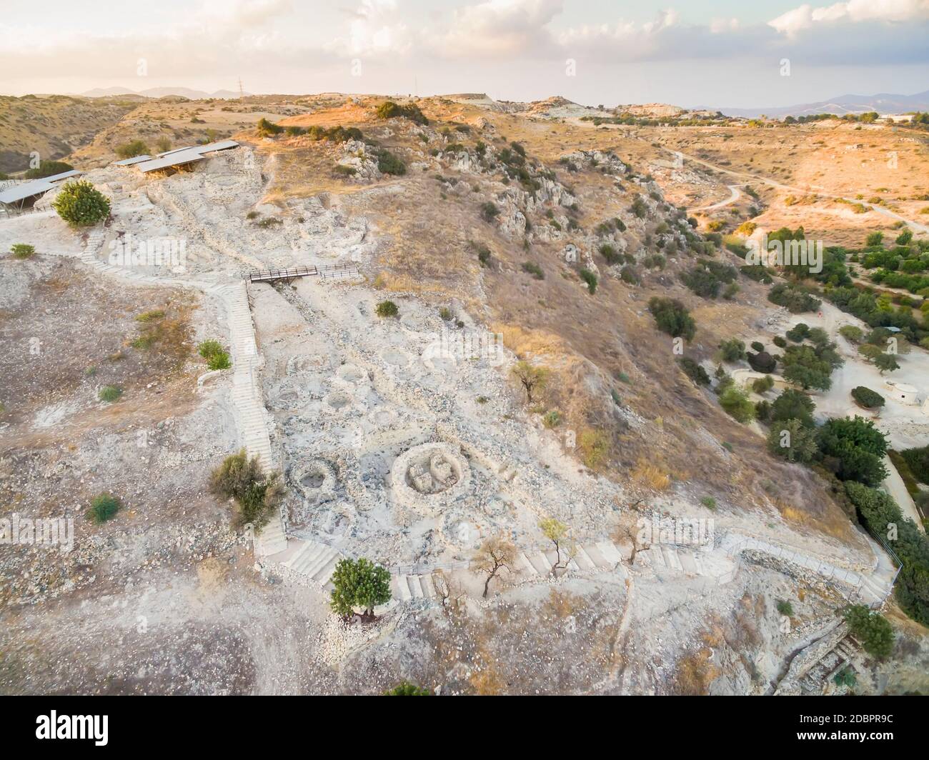 Aerial Blick aus der Vogelperspektive auf UNESCO-Weltkulturerbe Choirokoitia, Larnaca, Zypern. Blick auf Khirokoitia, einer prähistorischen Alte jungsteinzeitliche Archäologische Stockfoto