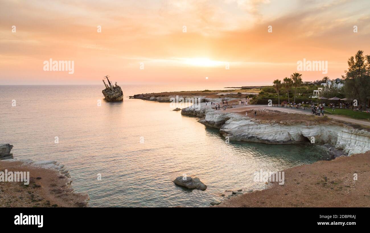 Luftaufnahme des verlassenen Schiffswracks EDRO III in Pegeia, Paphos, Zypern von oben bei Sonnenuntergang. Das rostige Schiffswrack ist auf Peyia-Felsen gestrandet Stockfoto