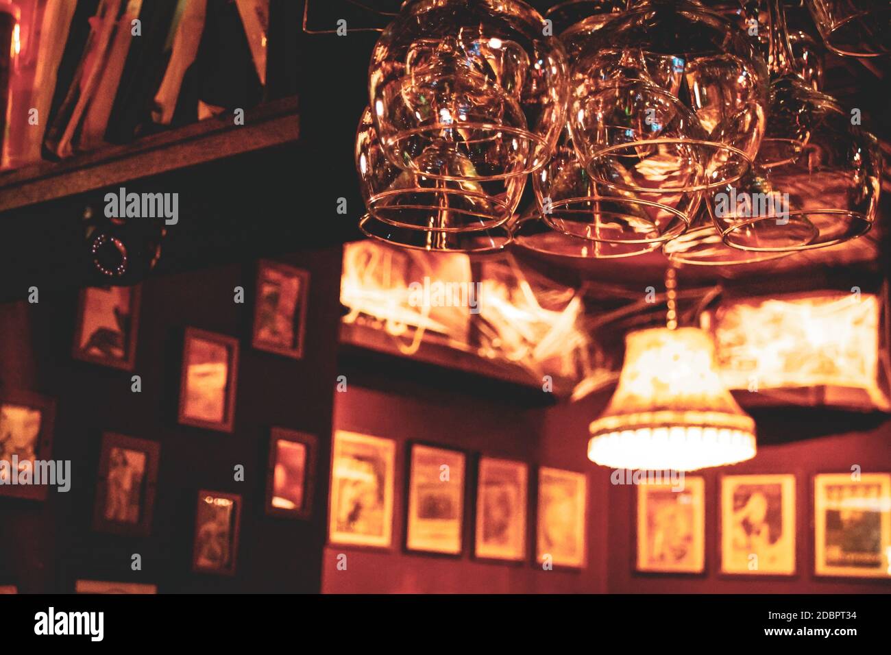 In einem gemütlichen irish Pub mit Fokus auf montierten Gläsern im Barbereich, aufgenommen in Dublin, Irland. Stockfoto