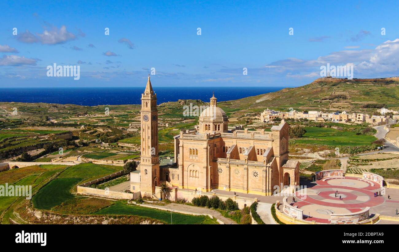 Berühmte Ta Pinu Kirche auf der Insel Gozo - Malta von oben - Luftaufnahmen Stockfoto