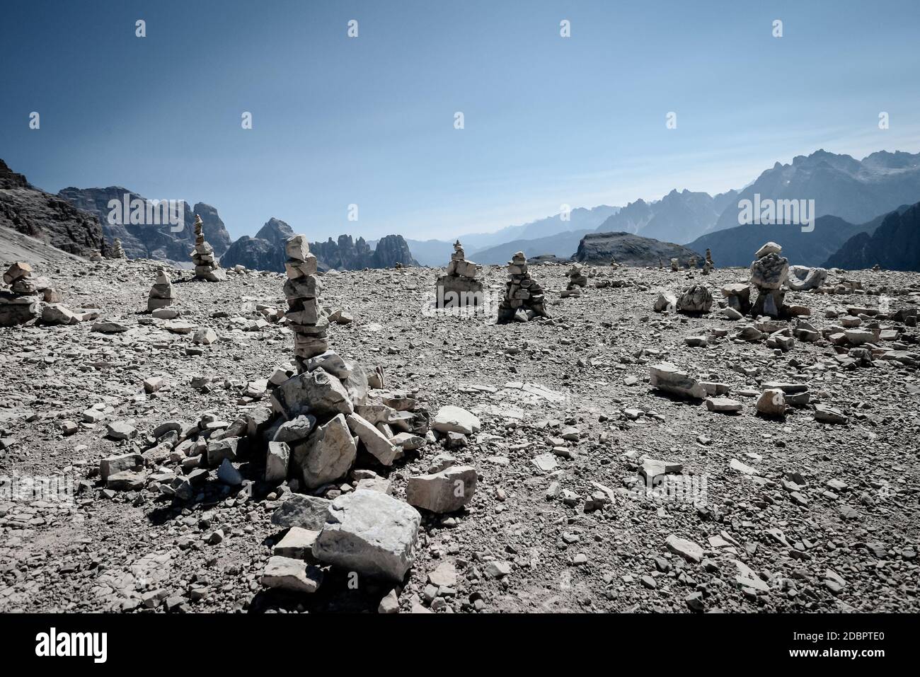 Stacked Stones (Cairns) auf dem Monte Paterno (Paternkofel) Berg der Tre Cime de Lavaredo Rundstrecke in den Dolomiten, europäischen Alpen, Norditalien. Stockfoto