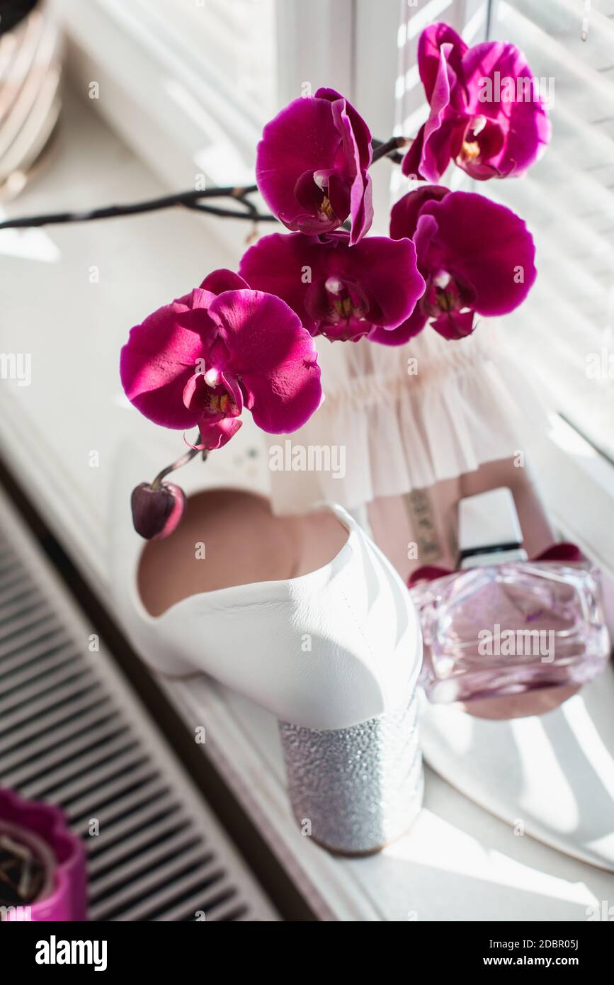 Orchidee auf den weißen Schuhen der Braut. Die Stimmung der Braut. Stockfoto