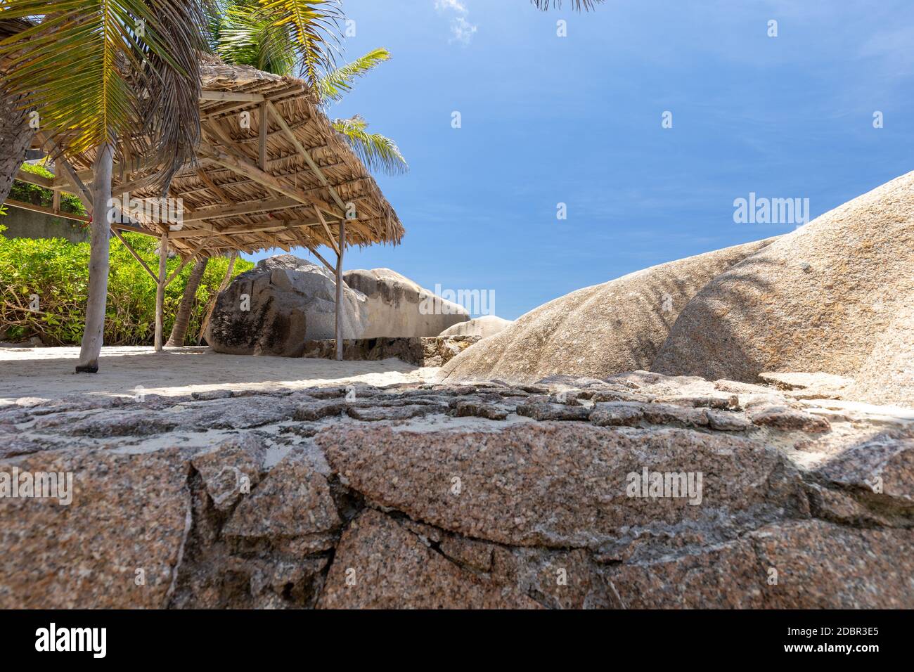 Paradiesischer Strand auf der Seychellen-Insel La Digue Stockfoto