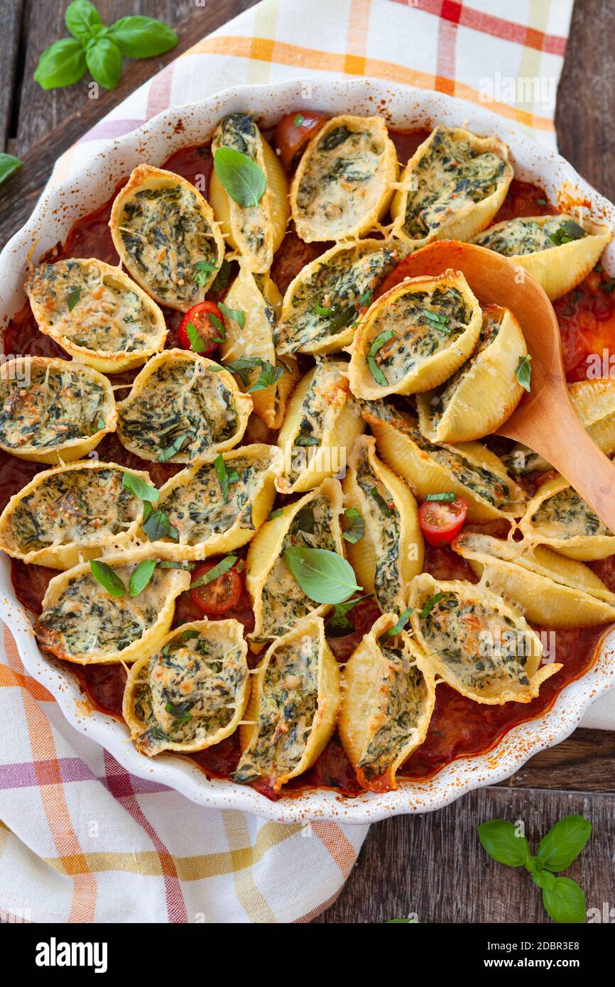 Gefüllte Muschelnudeln mit Ricotta und Spinat in Tomatensauce Stockfoto
