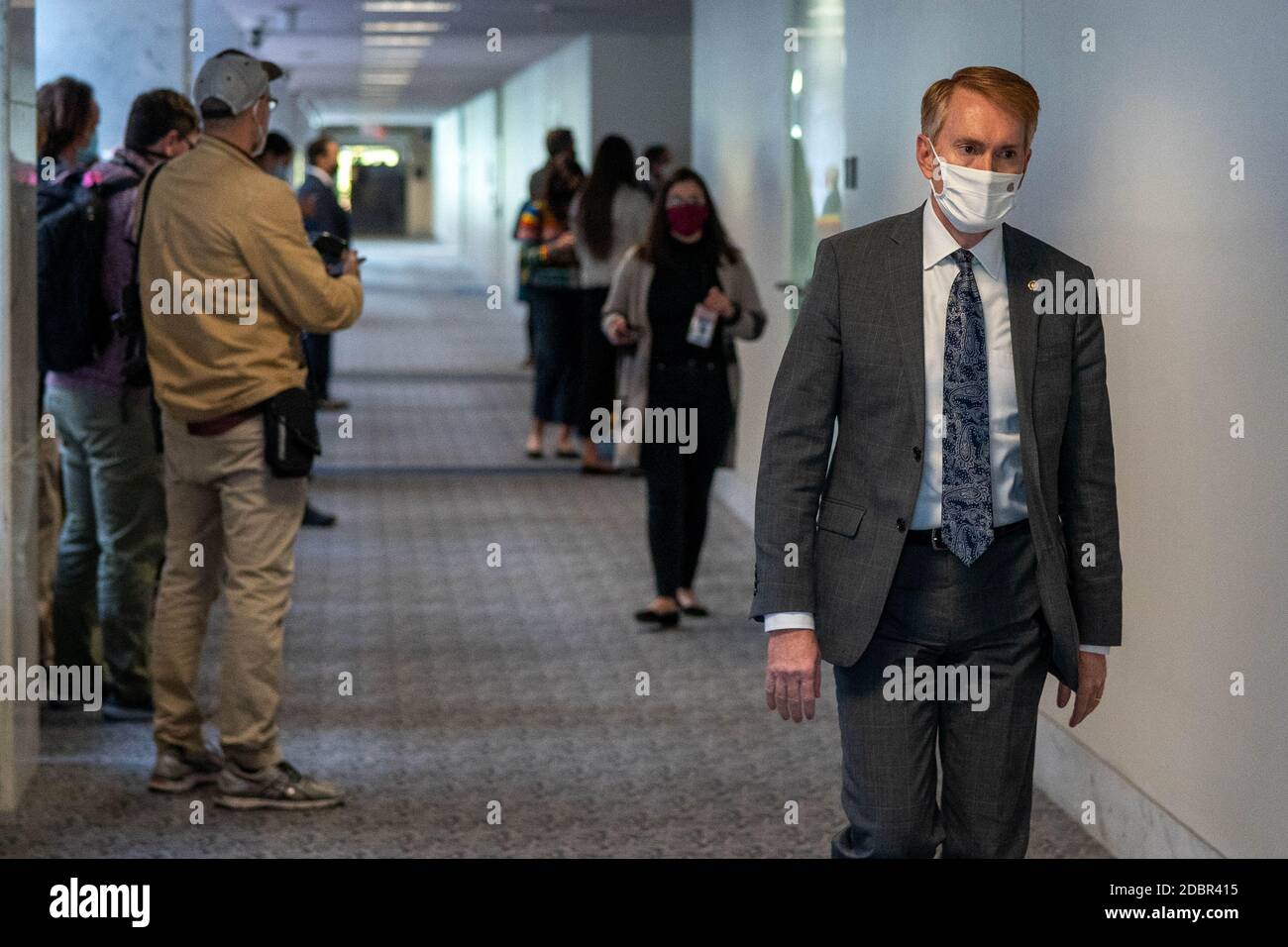 Washington, Usa. November 2020. Der US-Senator James Lankford (R-OK) geht am Ende des republikanischen Policy Luncheon auf dem Capitol Hill in Washington, DC am Dienstag, dem 17. November 2020, zu Fuß. Lankford machte letzte Woche auf sich aufmerksam, als er sagte, Biden solle bis November 13 über nationale Sicherheitsfragen informiert werden. Foto von Ken Cedeno/UPI Kredit: UPI/Alamy Live Nachrichten Stockfoto