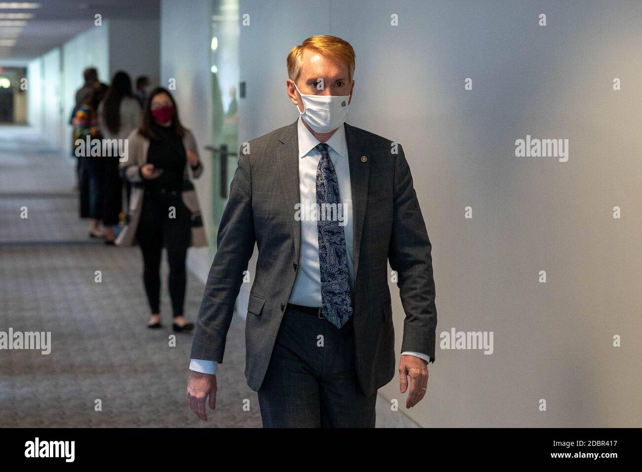 Washington, Usa. November 2020. Der US-Senator James Lankford (R-OK) geht am Ende des republikanischen Policy Luncheon auf dem Capitol Hill in Washington, DC am Dienstag, dem 17. November 2020, zu Fuß. Lankford machte letzte Woche auf sich aufmerksam, als er sagte, Biden solle bis November 13 über nationale Sicherheitsfragen informiert werden. Foto von Ken Cedeno/UPI Kredit: UPI/Alamy Live Nachrichten Stockfoto