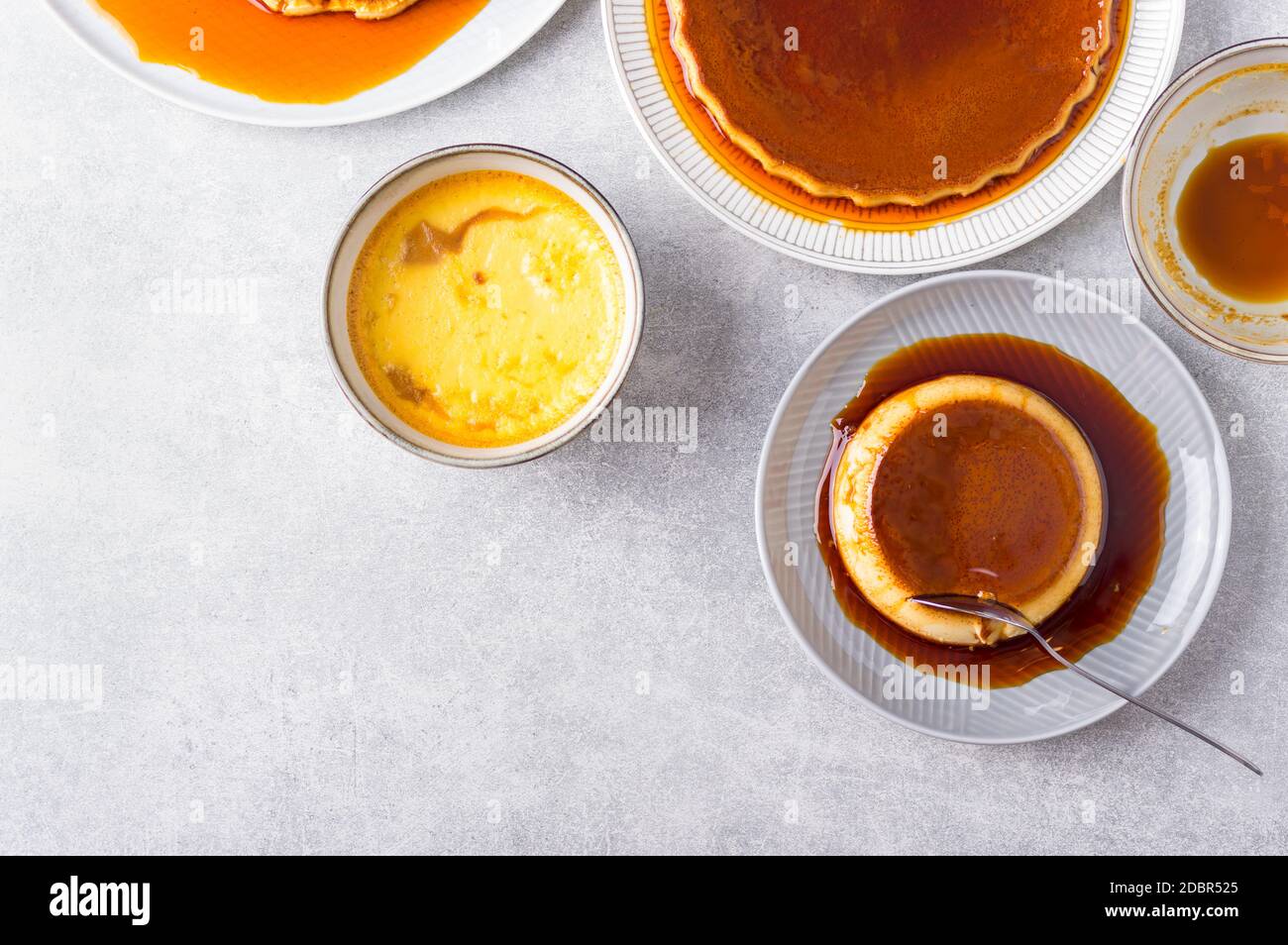 Pudding Creme Karamell Flan Dessert Ofen gekocht. Hausgemachte Milch und Ei Dessert mit karamellisierten Zuckersoße auf steingrauem Hintergrund Stockfoto