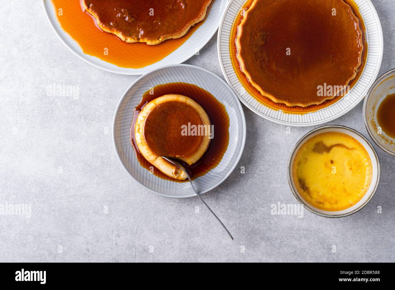 Pudding Creme Karamell Flan Dessert Ofen gekocht. Hausgemachte Milch und Ei Dessert mit karamellisierten Zuckersoße auf steingrauem Hintergrund Stockfoto