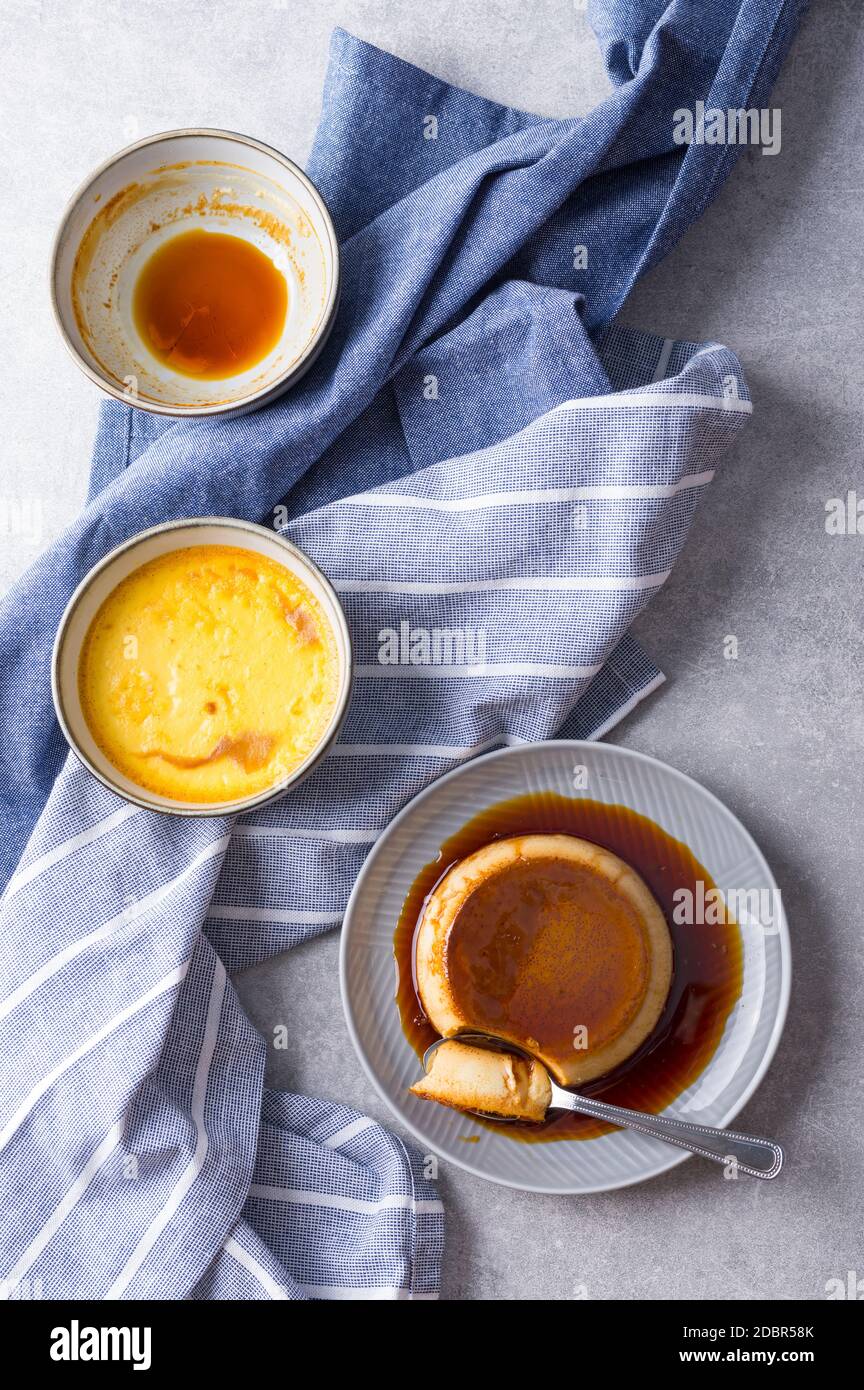 Pudding Creme Karamell Flan Dessert Ofen gekocht. Hausgemachte Milch und Ei Dessert mit karamellisierten Zuckersoße auf steingrauem Hintergrund Stockfoto