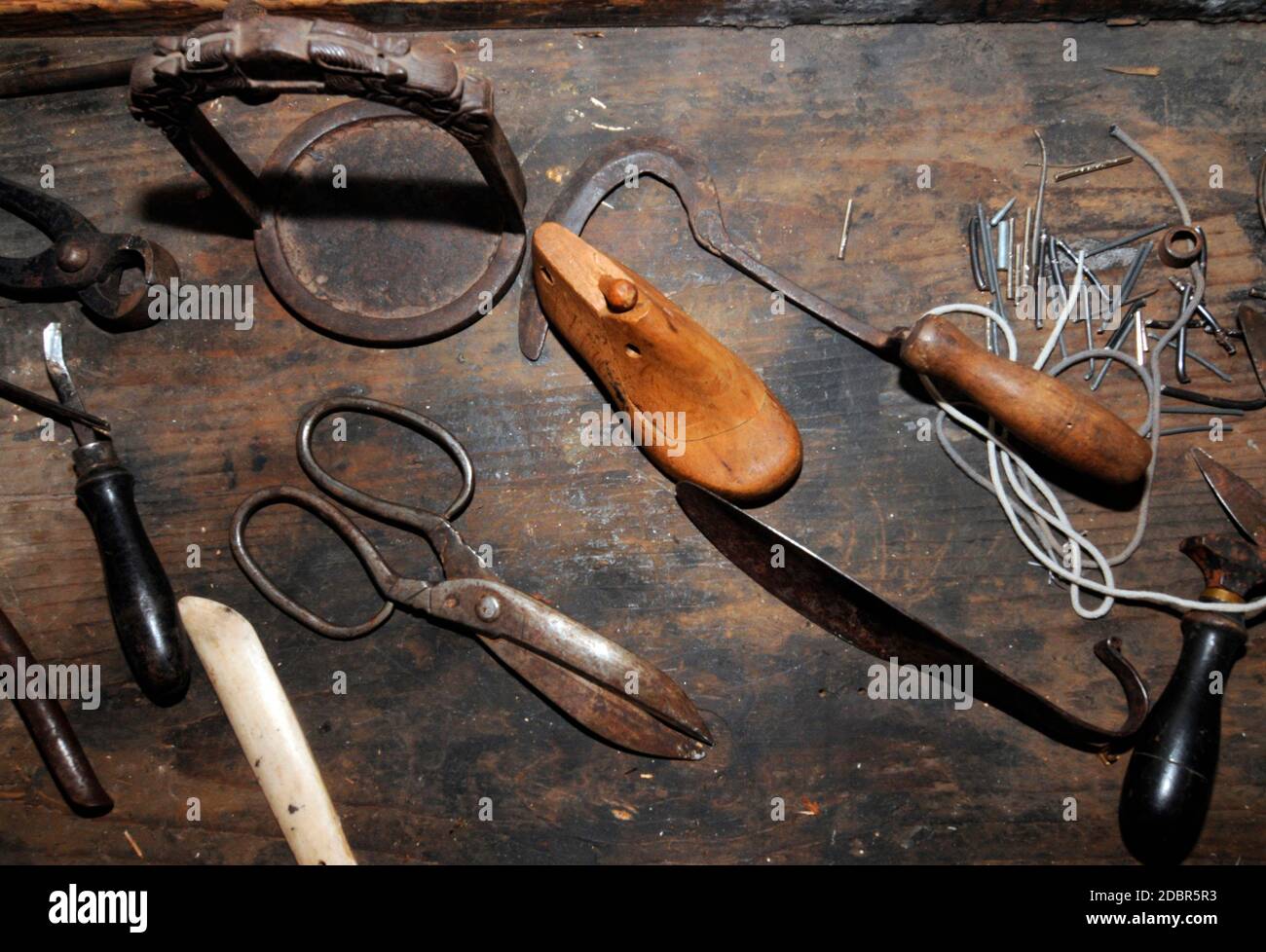 Willi Dejung Inh. Andreas Motz Schuhmacherwerkstatt Werkzeuge Des Schuhmachers Stockfotos und -bilder Kaufen - Alamy