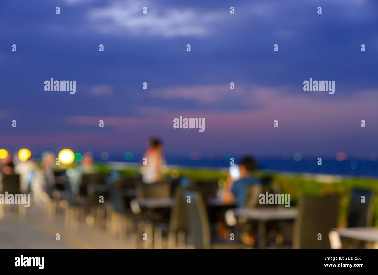 Unverschämtes Restaurant am Pool auf dem Dach mit Skyline der Dämmerung Stockfoto