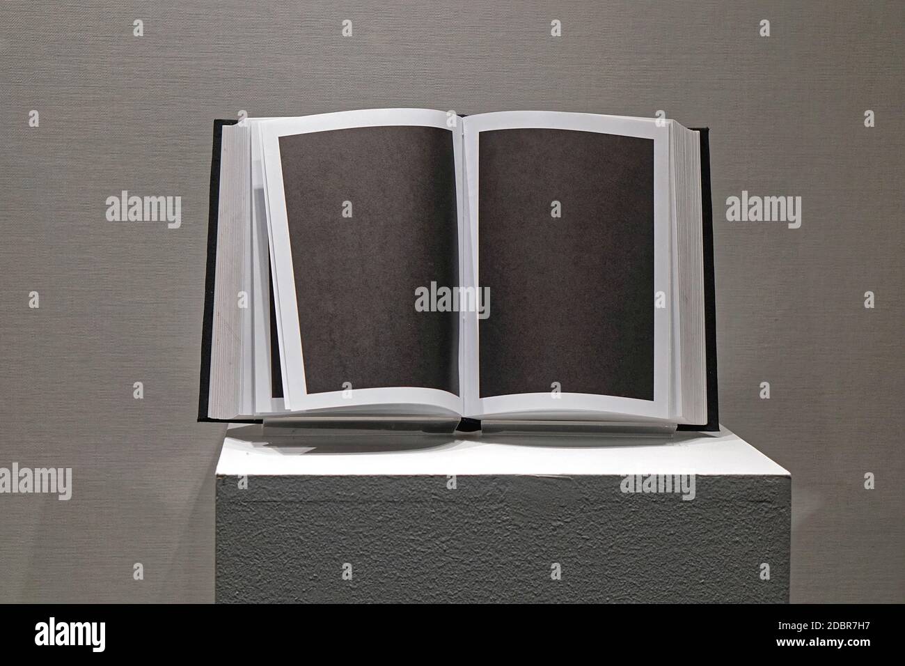 Leeres Buch mit gedruckten schwarzen Seiten öffnen Stockfoto