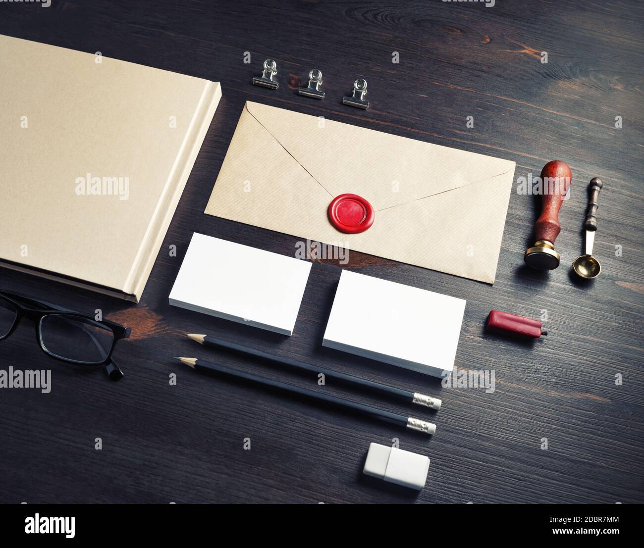 Foto von leeren Schreibwaren auf Holz Tabelle hinterlegt. Corporate Identity mockup. Responsive Design vorlage. Stockfoto