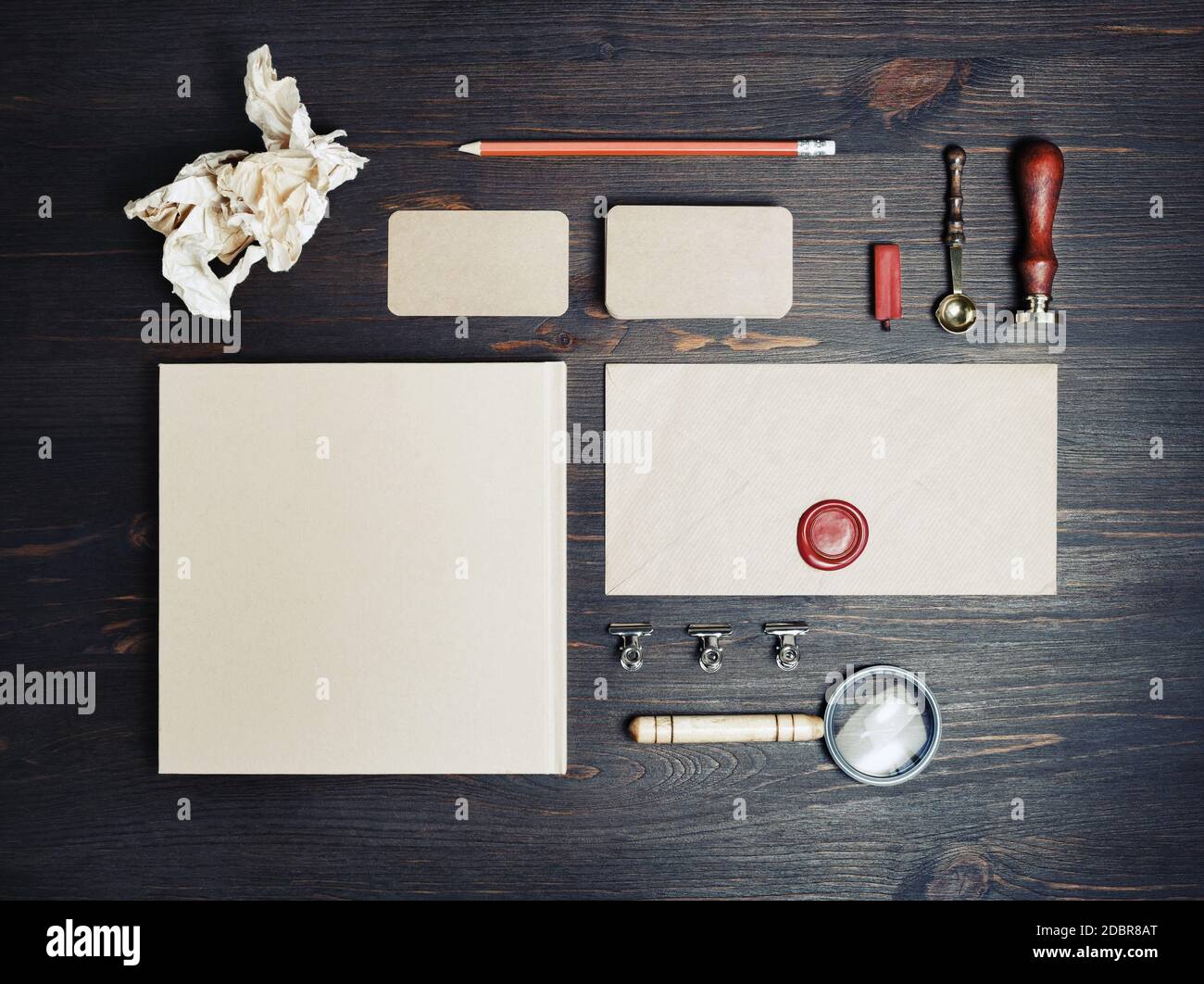 Leere Retro-Schreibwarenschablone auf Holzhintergrund. Modell für Markenidentität. Für Design-Präsentationen und Portfolios. Flach liegend. Stockfoto