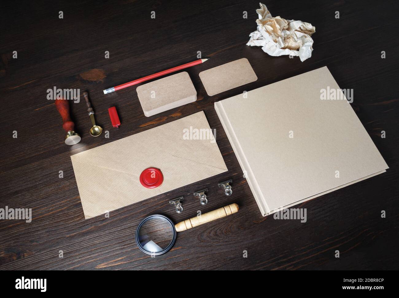 Corporate Identity-Modell. Leere Kraftpapier Briefpapier auf Holz Tisch Hintergrund gesetzt. Responsive Design-Vorlage. Stockfoto