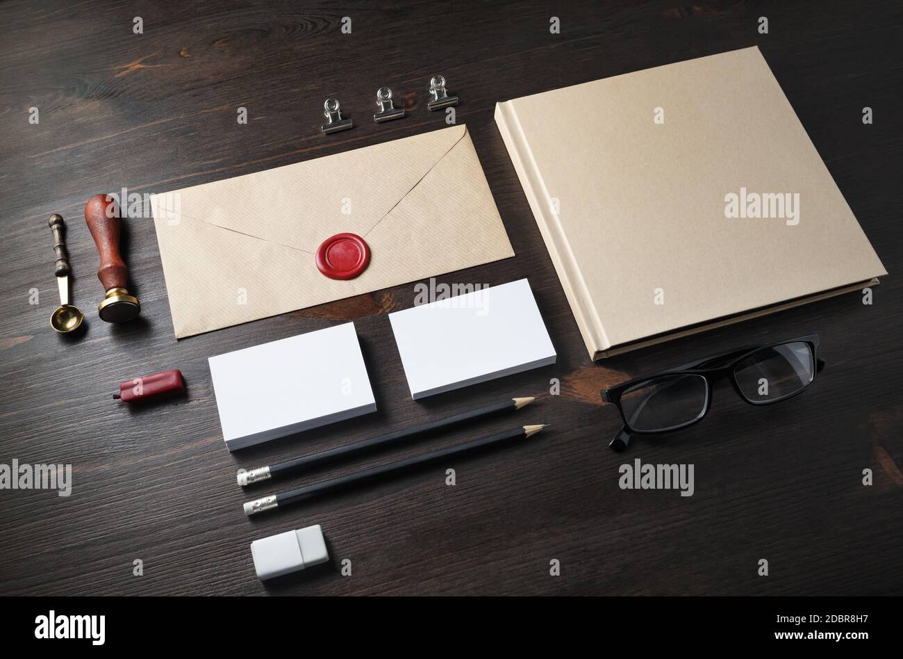 Leere Kraft Corporate Identity Vorlage auf Holzhintergrund. Reaktionsfreudiges Design. Stockfoto
