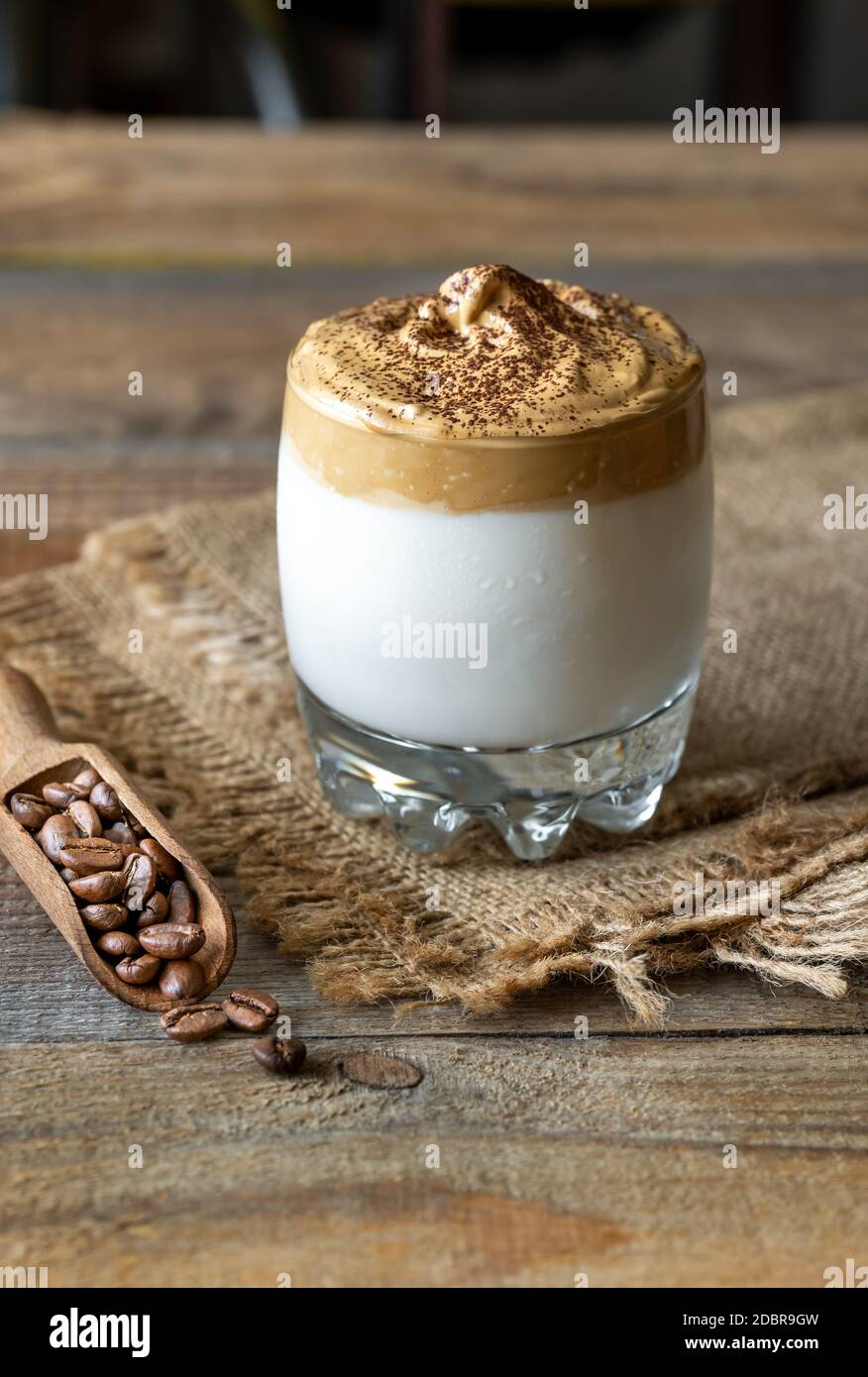 Glas Dalgona Kaffee auf rustikalem Hintergrund Stockfoto