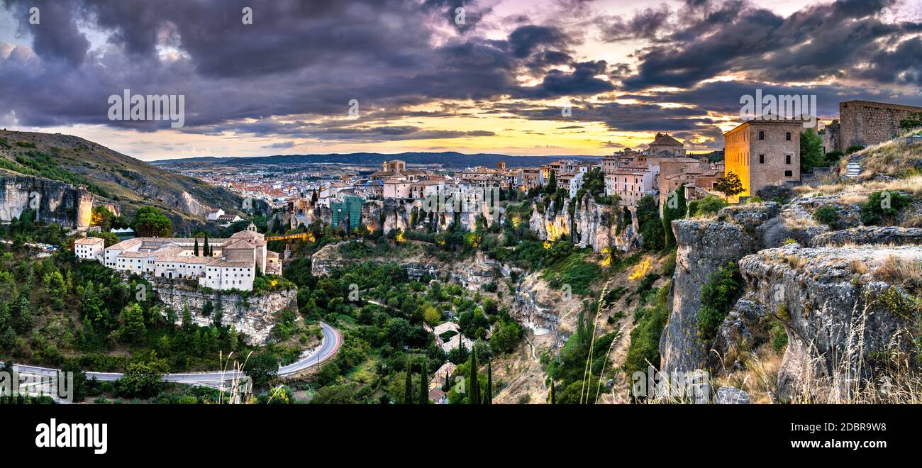 Stadtbild von Cuenca bei Sonnenuntergang in Spanien Stockfoto