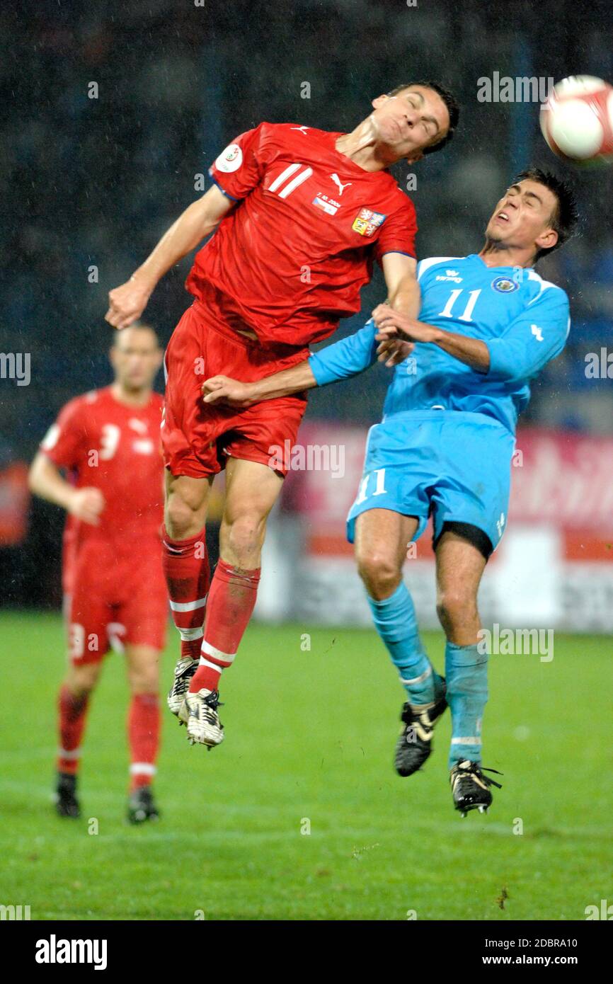 Liberec, Tschechische republik. Oktober 2006. Tschechische republik ''A'' gegen San Marino ''A'', 7:0, Gruppe D Euro 2008 Qualifying match, 7.10.2006, Liberec, CZE.Davcid Lafata aus Tschechien ist abgereist, und Metteo Andreini aus San Marino kämpfen während eines Qualifying-Fußballs der Gruppe D, Euro 2008 in Liberec, in Tschechien, um den Ball. Foto Slavek Ruta Kredit: Slavek Ruta/ZUMA Wire/Alamy Live News Stockfoto