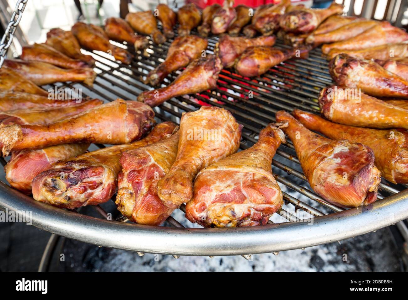 BBQ Türkei Beine auf einem großen Grill. Stockfoto