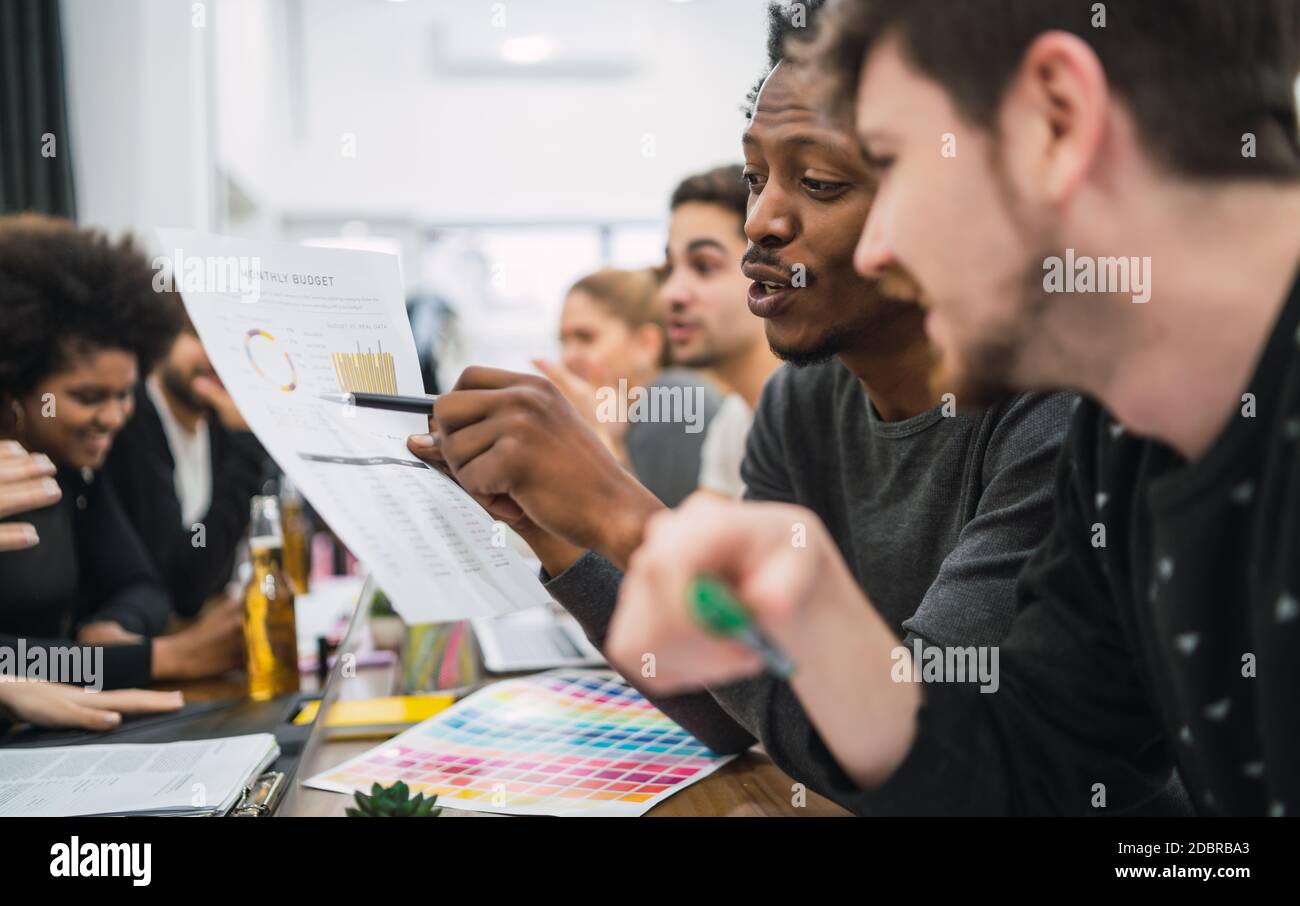 Kreative Designer arbeiten zusammen in einem Projekt. Stockfoto