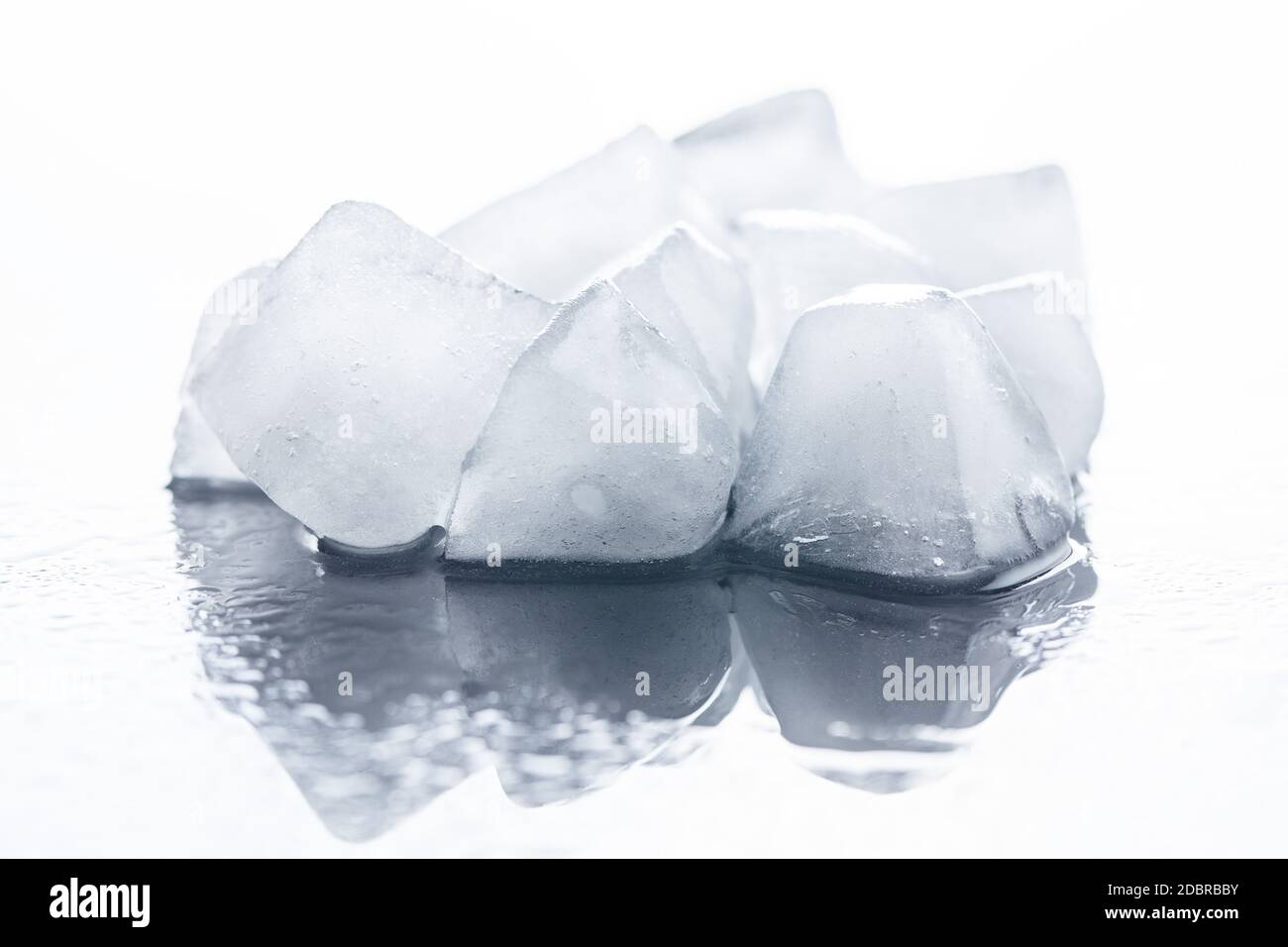 Viele kalte Eiswürfel. Stockfoto