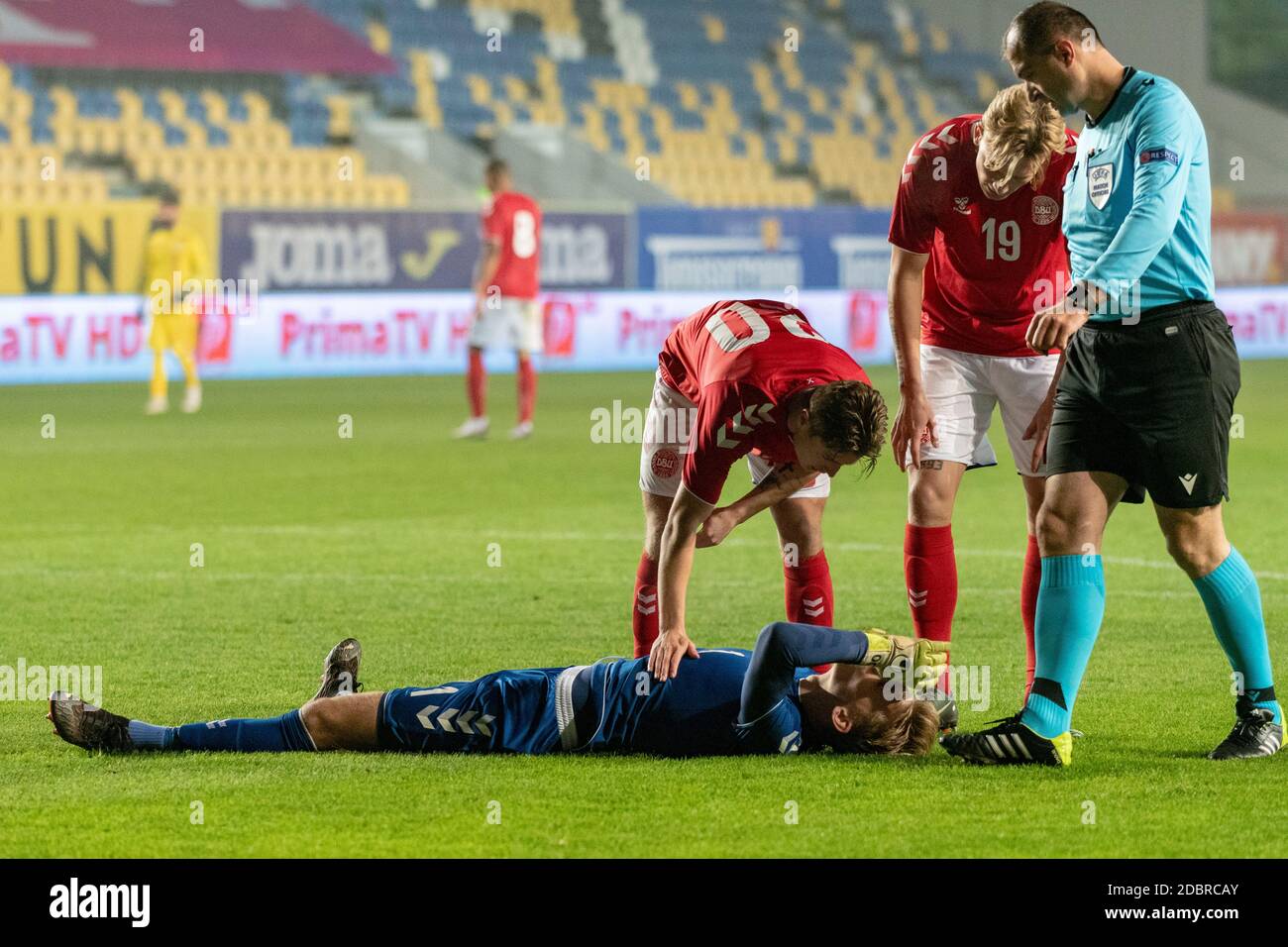 Ploiesti, Rumänien. November 2020. Oliver Christensen #1 von Dänemark verletzt während der U-21 Europameisterschaft 2021 Qualifying Round Spiel zwischen den Nationalmannschaften von Rumänien und Dänemark im 'Ilie Oana' Stadion in Ploiesti, Rumänien. 17.11.2020. Foto: Copyright 2020, Quelle: Cronos/Alamy Live News Stockfoto