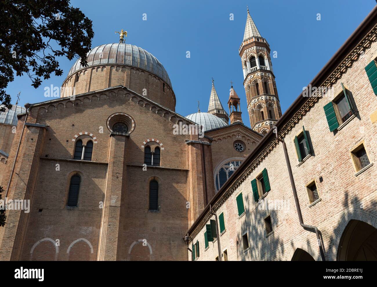 Basilika des Heiligen Antonius anzeigen aus dem Innenhof Stockfoto