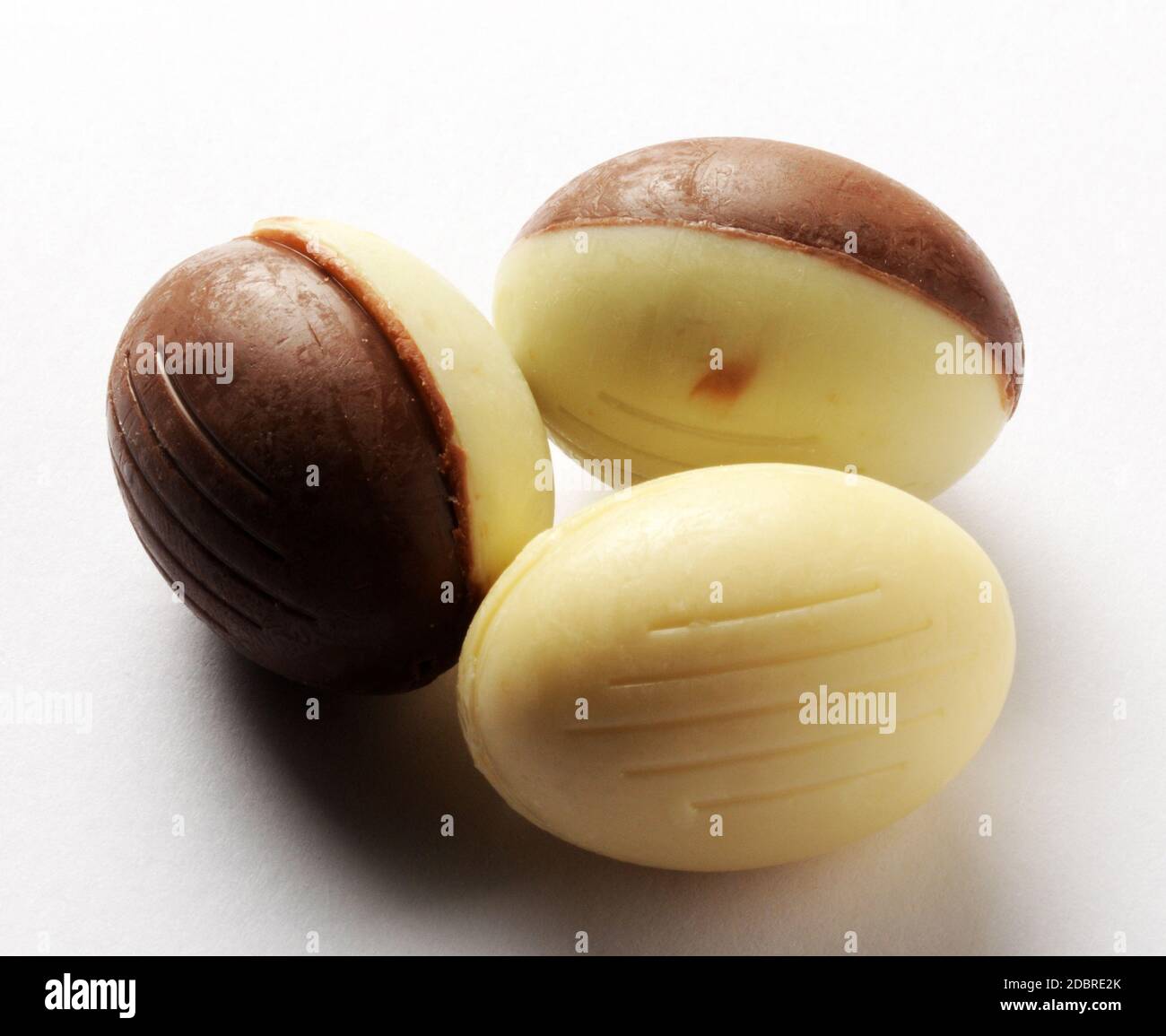 Osterbonbons aus weißer und schwarzer Schokolade Stockfoto