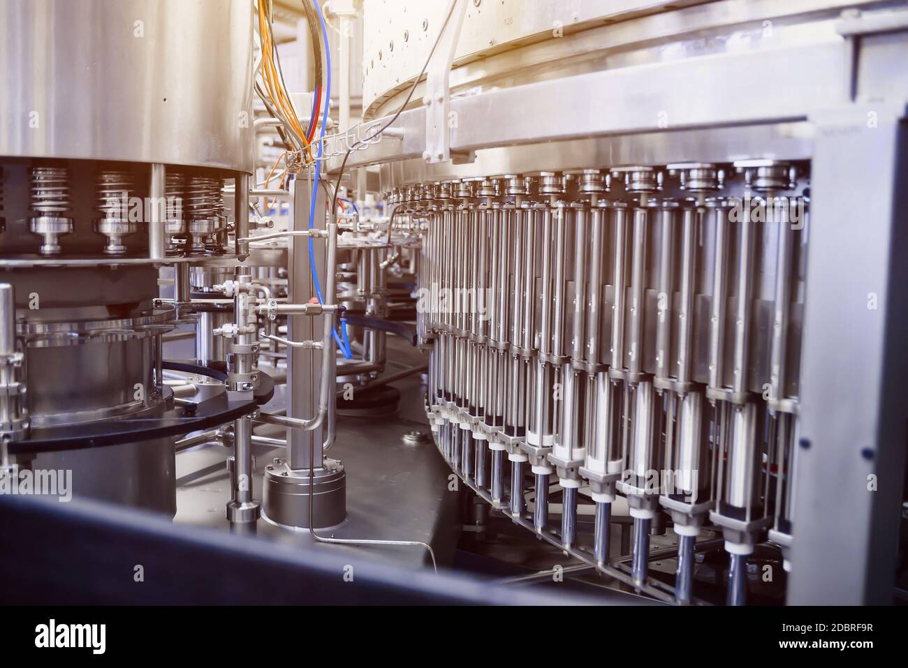 Automatische Abfülllinie für kohlensäurehaltiges Mineralwasser und Bier. Isobarische Füllung. Industrielle Bierherstellung Stockfoto