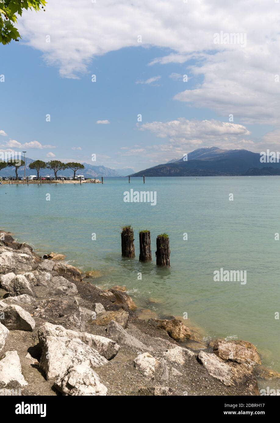 Landschaft der Küste der Halbinsel Sirmione, die den unteren Teil des Gardasees teilt. Es ist ein berühmter Urlaubsort für eine lange Zeit in Nord Ita Stockfoto