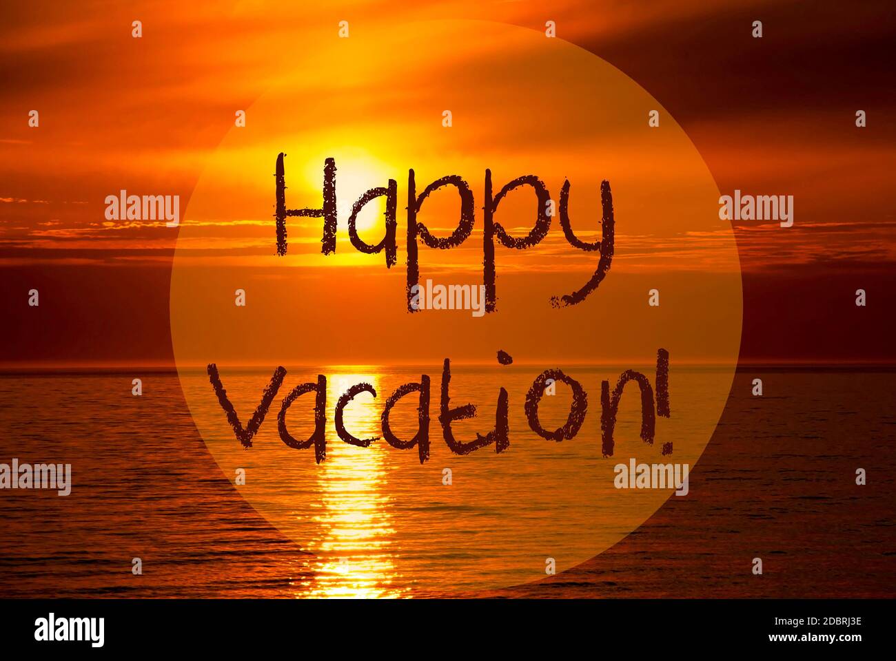 Deutscher Text Happy Vacation. Romantischer Sonnenuntergang Oder Sonnenaufgang Auf See Oder Meer Im Hintergrund Stockfoto